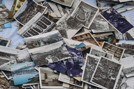 VIDEOSUR - focused-157545544-stock-photo-old-photographs-on-table.jpg